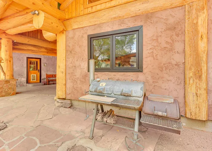 Scenic Cabin! Fireplace + Wraparound Patio Ferienhaus